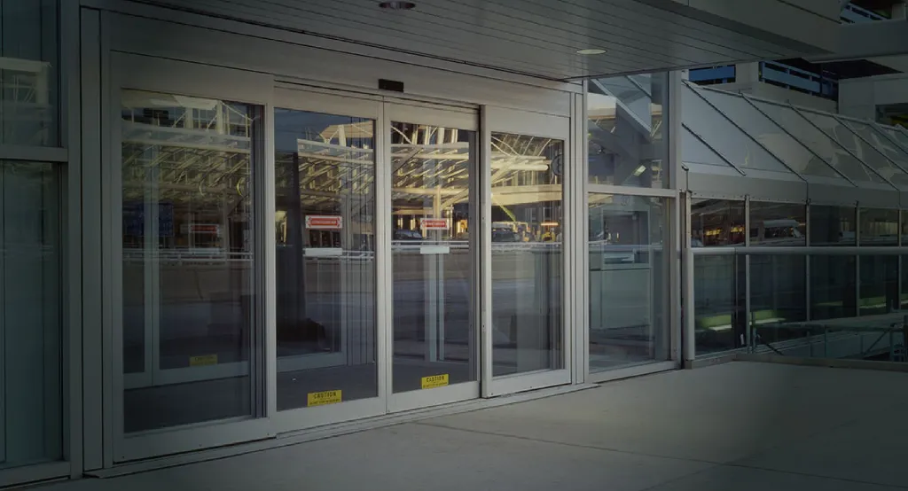 puerta automatica hermetic dmox en centro comercial.webp