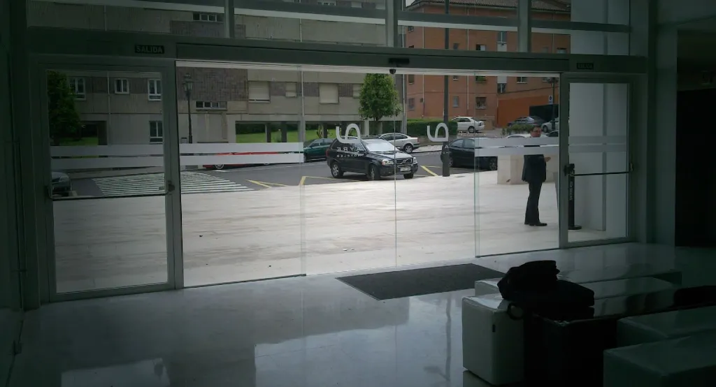 puerta automatica corrediza all glass en oficina.webp