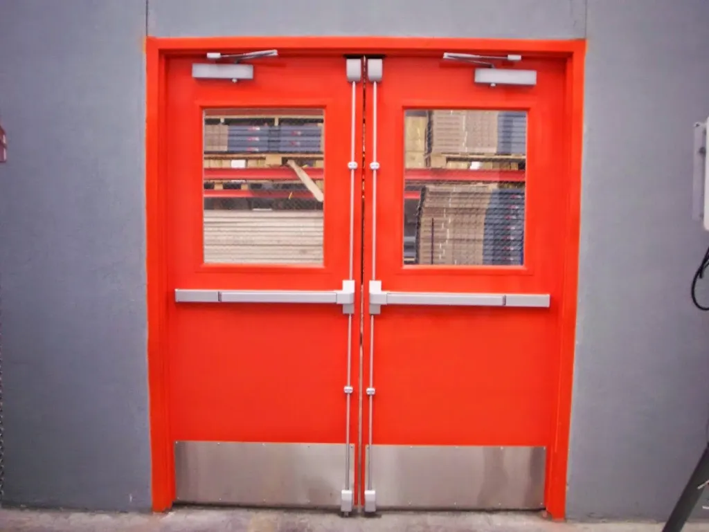 Puerta de emergencia con barra antipánico (3'0" × 7'0", Barra de empuje, Sí, Sí)
